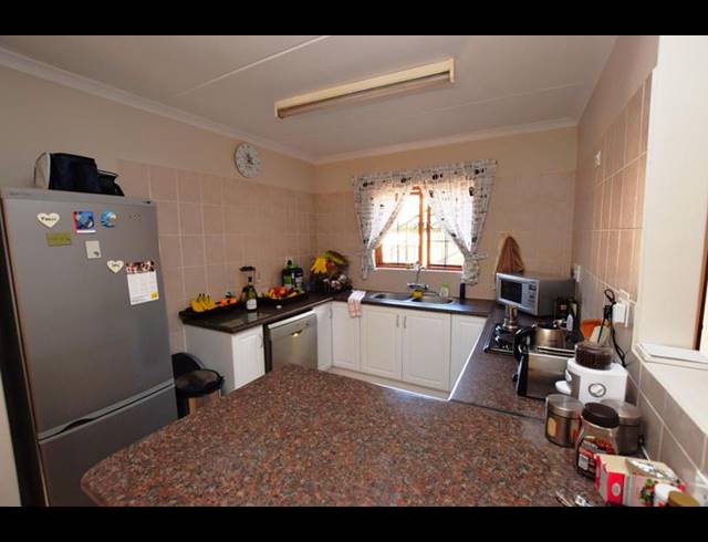 2 BEDROOM APARTMENT FOR SALE IN BRYANSTON